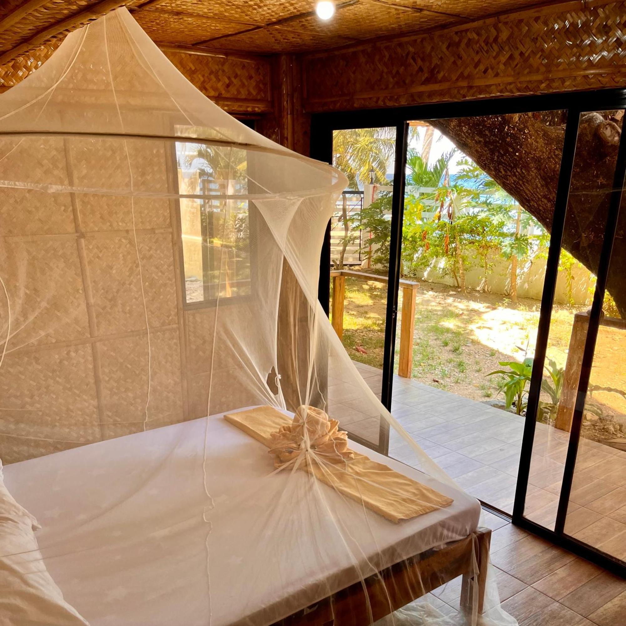 Amami Beachfront Villa With Private Beach ปูแอร์โตกาเลรา ภายนอก รูปภาพ
